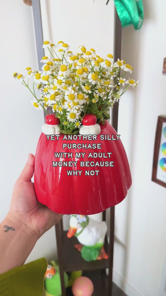model showcasing the red jelly dessert vase